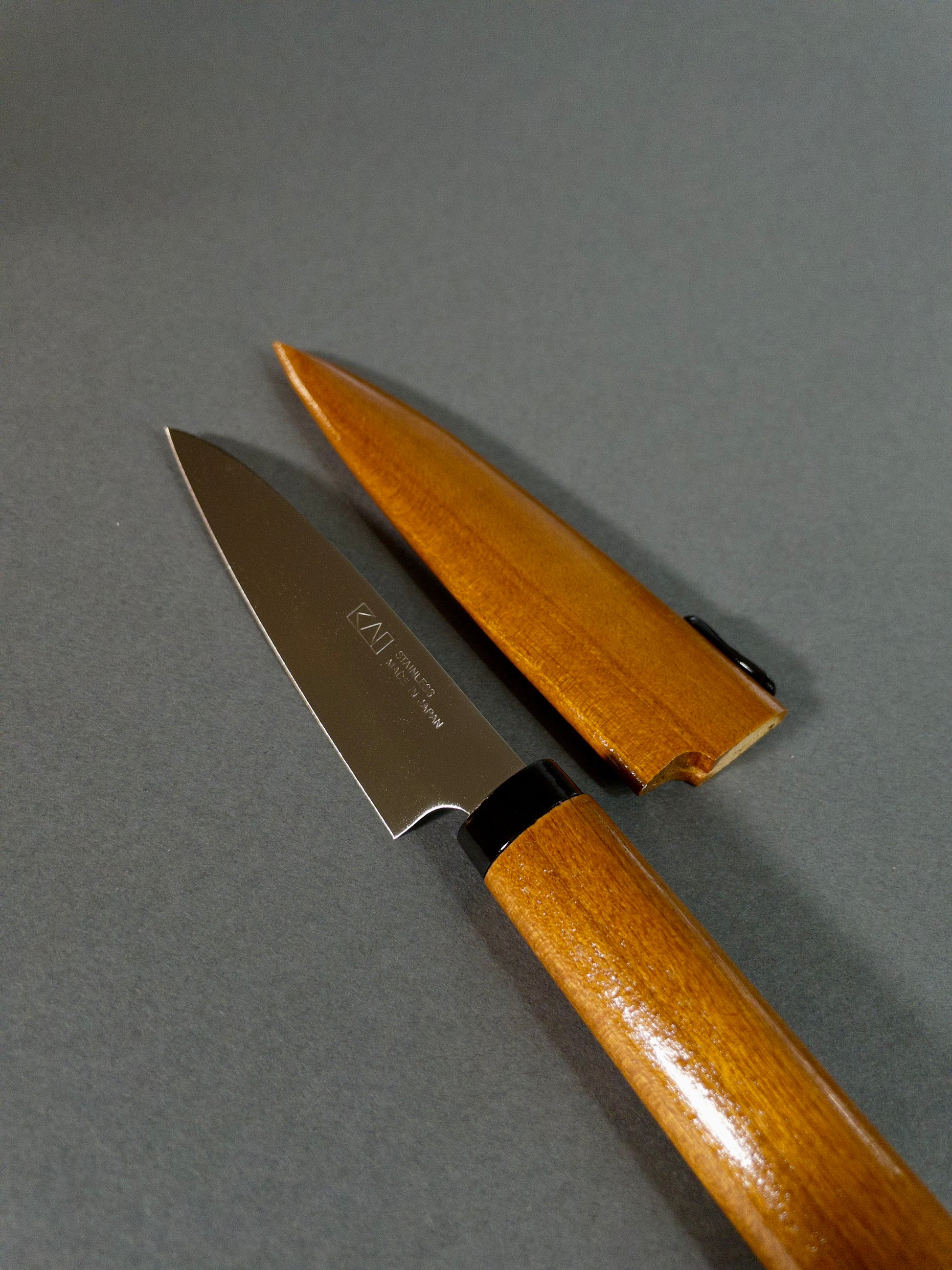 KAI Fruktkniv med slire 9,4 cm