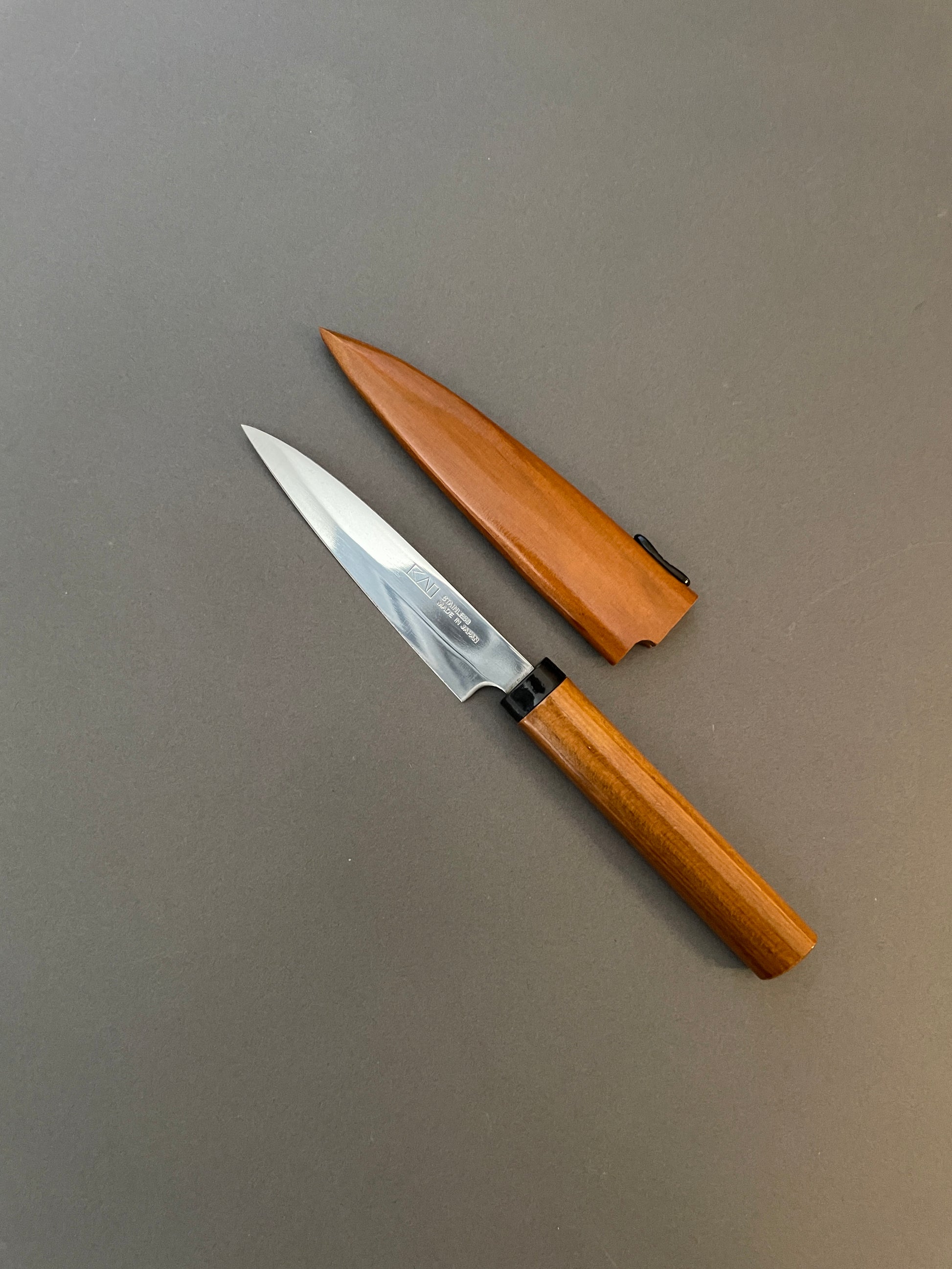KAI Fruktkniv med slire 9,4 cm