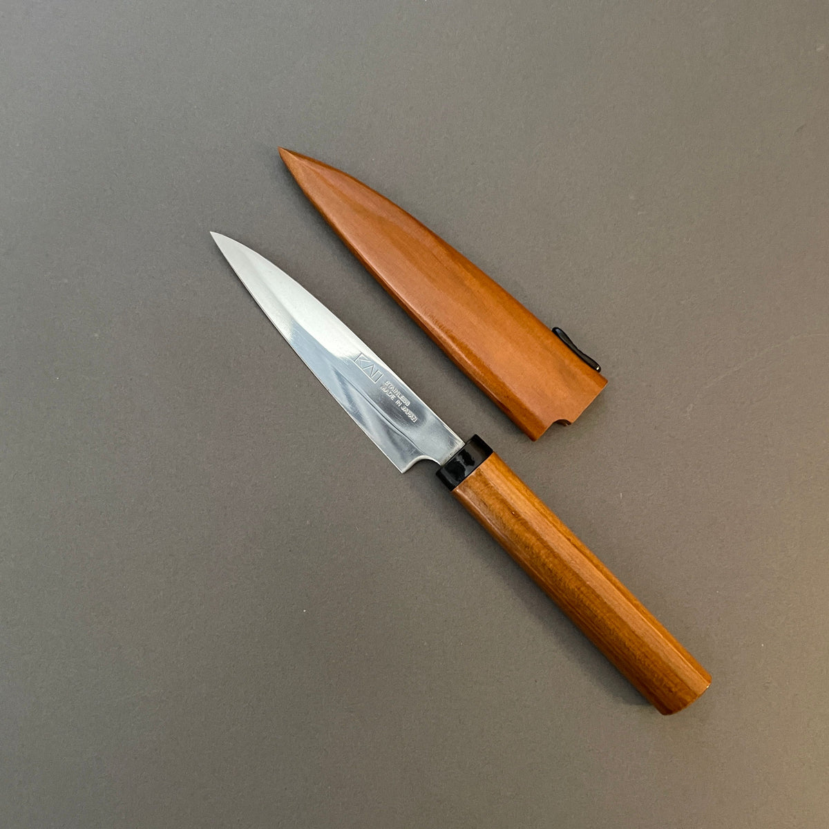 KAI Fruktkniv med slire 9,4 cm - Burr - knivsliping