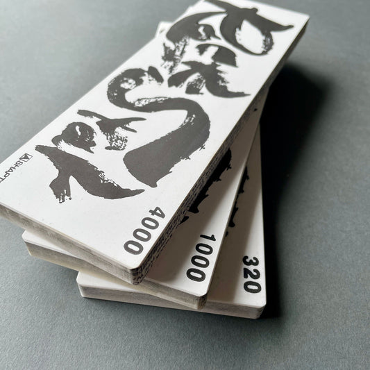 SHAPTON ROCKSTAR slipesett med tre slipesteiner, steinholder og lærstropp fra BURR knivsliping