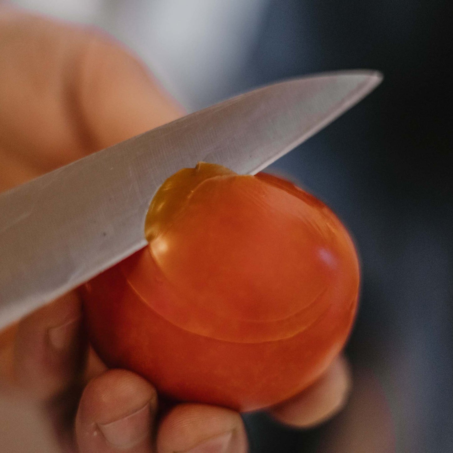 Test på om kniven er skarp nok. Kan kniven skjøre gjennom tomat som smør?