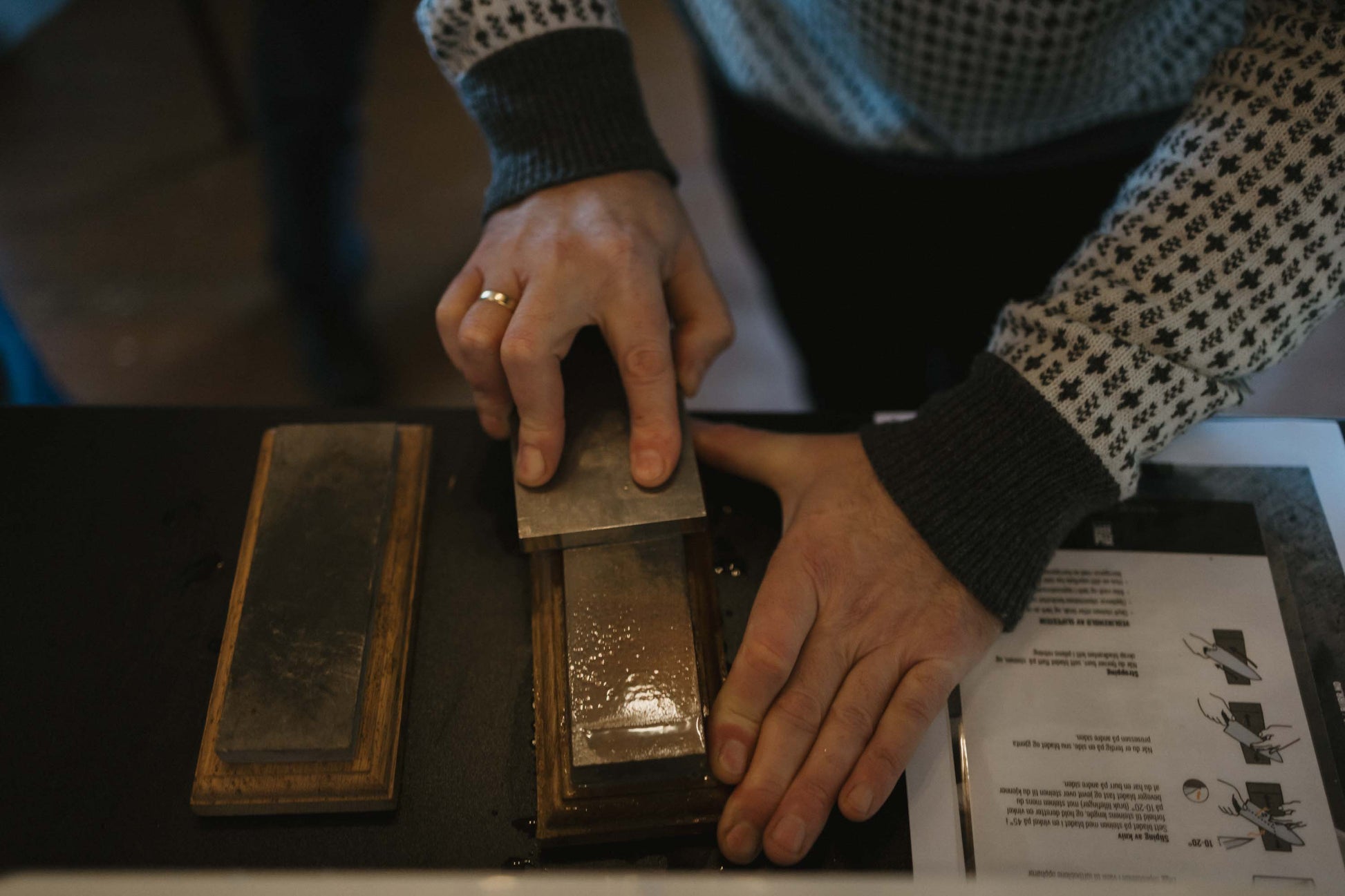 Kurs i knivsliping med BURR. Våt slipestein avrettes med diamantbryne.