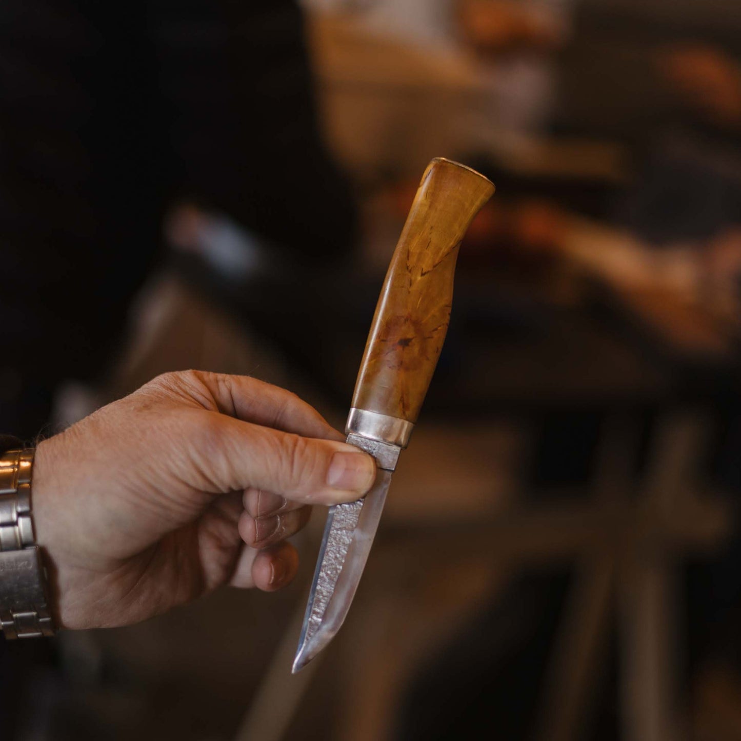 Håndlaget kniv med skarpt knivblad. Lær å slipe kniver hos BURR.