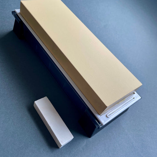 Suehiro CERAX 3000 + Nagura og etui